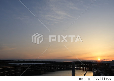 大阪・関西万博、大阪湾夢洲の夕暮れ(EXPO2025) 127111505