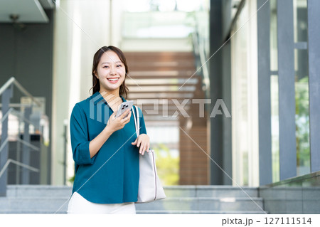 スマホを使う若いビジネスウーマン　撮影協力:スカパー東京メディアセンター 127111514