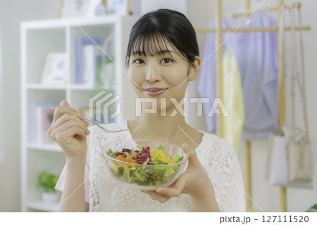 サラダを食べる若い女性 127111520