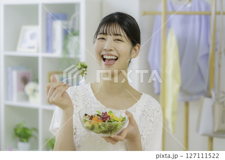 サラダを食べる若い女性 127111522