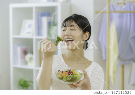サラダを食べる若い女性 サラダを食べる若い女性 127111523
