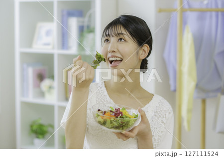 サラダを食べる若い女性 127111524