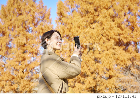 紅葉の写真を撮影する女性　ミドルエイジ 127111543