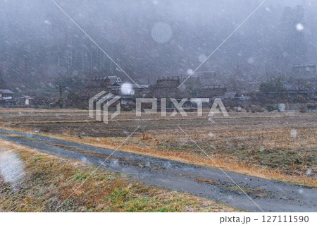 京都府南丹市美山町雪積もるかやぶきの里の撮影したもの 127111590