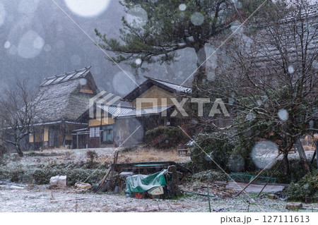 京都府南丹市美山町雪積もるかやぶきの里の撮影したもの 127111613