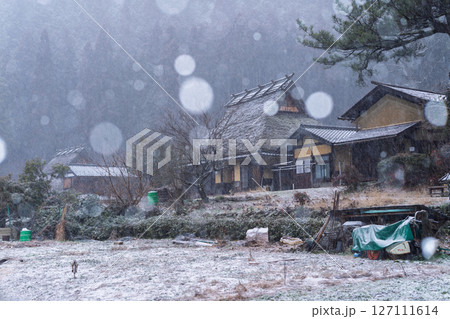 京都府南丹市美山町雪積もるかやぶきの里の撮影したもの 127111614
