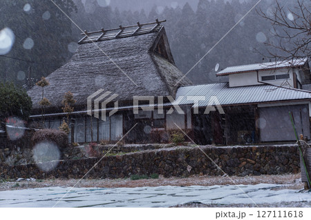 京都府南丹市美山町雪積もるかやぶきの里の撮影したもの 127111618