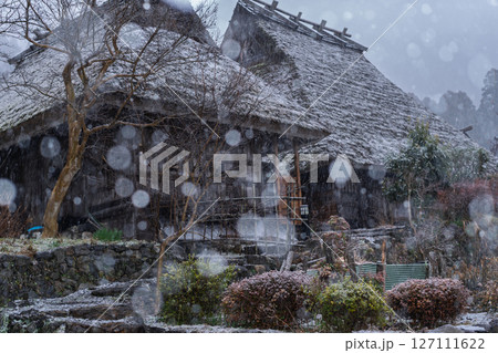 京都府南丹市美山町雪積もるかやぶきの里の撮影したもの 127111622