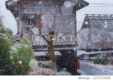 京都府南丹市美山町雪積もるかやぶきの里の撮影したもの 127111629