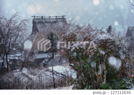 京都府南丹市美山町雪積もるかやぶきの里の撮影したもの 127111630