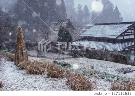京都府南丹市美山町雪積もるかやぶきの里の撮影したもの 127111632