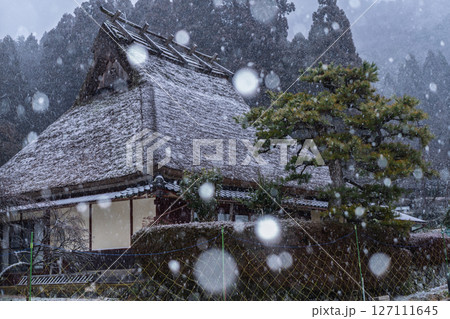 京都府南丹市美山町雪積もるかやぶきの里の撮影したもの 127111645