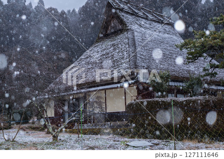 京都府南丹市美山町雪積もるかやぶきの里の撮影したもの 127111646