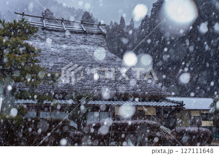 京都府南丹市美山町雪積もるかやぶきの里の撮影したもの 127111648