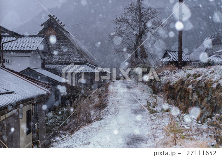 京都府南丹市美山町雪積もるかやぶきの里の撮影したもの 127111652
