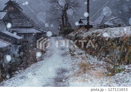 京都府南丹市美山町雪積もるかやぶきの里の撮影したもの 127111653