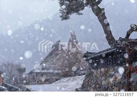 京都府南丹市美山町雪積もるかやぶきの里の撮影したもの 127111657