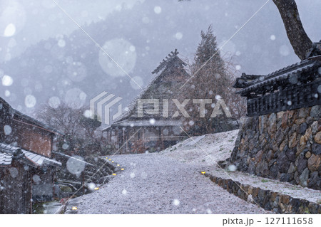 京都府南丹市美山町雪積もるかやぶきの里の撮影したもの 127111658