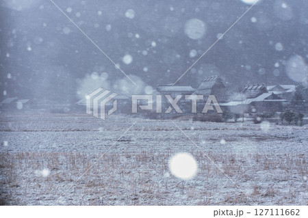 京都府南丹市美山町雪積もるかやぶきの里の撮影したもの 京都府南丹市美山町雪積もるかやぶきの里の撮影したもの 127111662