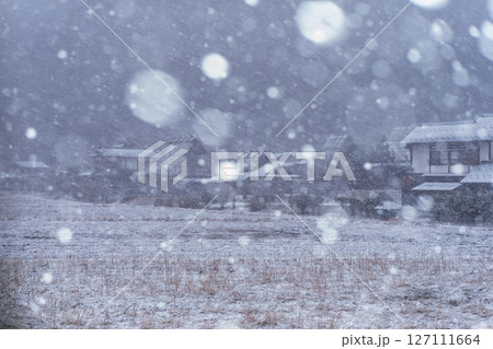 京都府南丹市美山町雪積もるかやぶきの里の撮影したもの 京都府南丹市美山町雪積もるかやぶきの里の撮影したもの 127111664