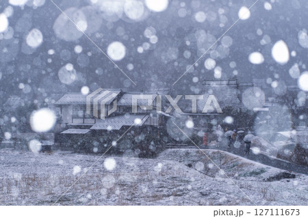 京都府南丹市美山町雪積もるかやぶきの里の撮影したもの 127111673