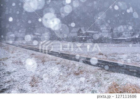 京都府南丹市美山町雪積もるかやぶきの里の撮影したもの 127111686
