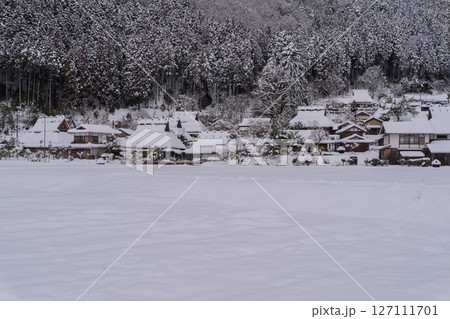 京都府南丹市美山町雪積もるかやぶきの里の撮影したもの 127111701