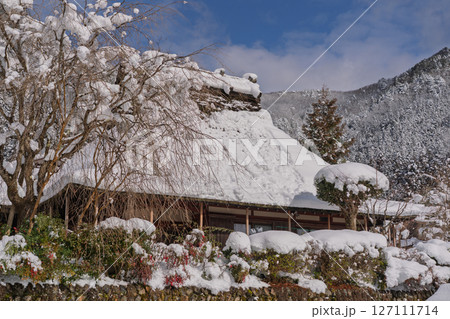 京都府南丹市美山町雪積もるかやぶきの里の撮影したもの 127111714