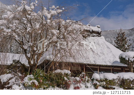 京都府南丹市美山町雪積もるかやぶきの里の撮影したもの 127111715