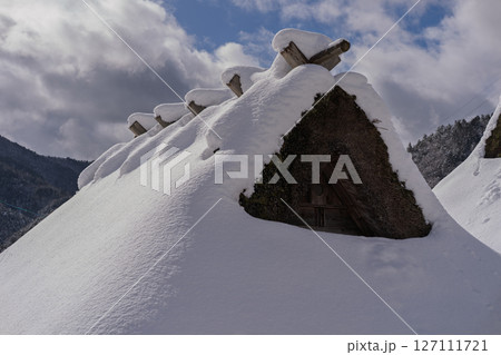 京都府南丹市美山町雪積もるかやぶきの里の撮影したもの 127111721