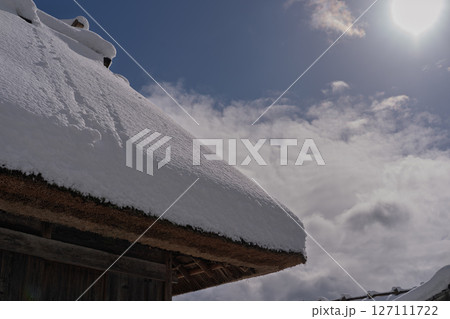 京都府南丹市美山町雪積もるかやぶきの里の撮影したもの 京都府南丹市美山町雪積もるかやぶきの里の撮影したもの 127111722