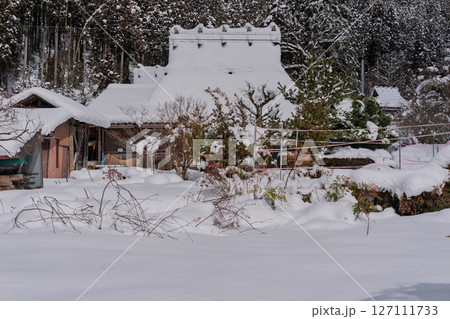 京都府南丹市美山町雪積もるかやぶきの里の撮影したもの 127111733