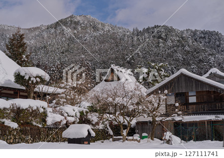 京都府南丹市美山町雪積もるかやぶきの里の撮影したもの 京都府南丹市美山町雪積もるかやぶきの里の撮影したもの 127111741
