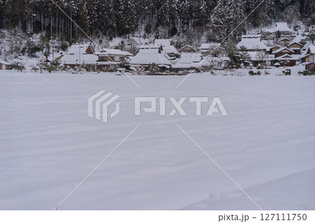京都府南丹市美山町雪積もるかやぶきの里の撮影したもの 127111750