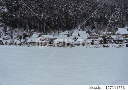 京都府南丹市美山町雪積もるかやぶきの里の撮影したもの 127111758