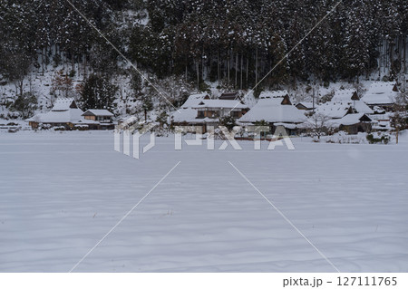 京都府南丹市美山町雪積もるかやぶきの里の撮影したもの 京都府南丹市美山町雪積もるかやぶきの里の撮影したもの 127111765