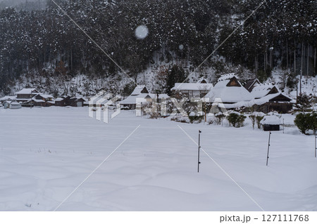 京都府南丹市美山町雪積もるかやぶきの里の撮影したもの 京都府南丹市美山町雪積もるかやぶきの里の撮影したもの 127111768