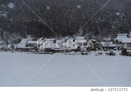 京都府南丹市美山町雪積もるかやぶきの里の撮影したもの 京都府南丹市美山町雪積もるかやぶきの里の撮影したもの 127111772