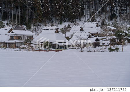 京都府南丹市美山町雪積もるかやぶきの里の撮影したもの 127111783