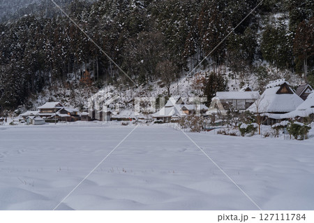 京都府南丹市美山町雪積もるかやぶきの里の撮影したもの 127111784