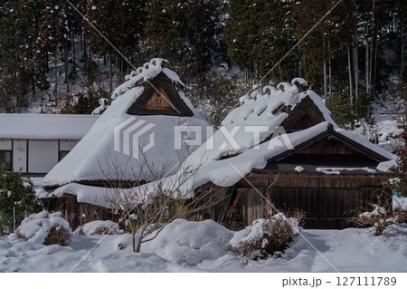 京都府南丹市美山町雪積もるかやぶきの里の撮影したもの 京都府南丹市美山町雪積もるかやぶきの里の撮影したもの 127111789
