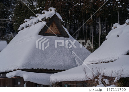 京都府南丹市美山町雪積もるかやぶきの里の撮影したもの 127111790