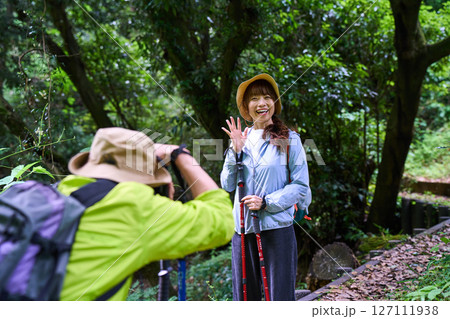 ハイキング トレッキング シニア 散歩 登山 写真撮影 ハイキング トレッキング シニア 散歩 登山 写真撮影 127111938