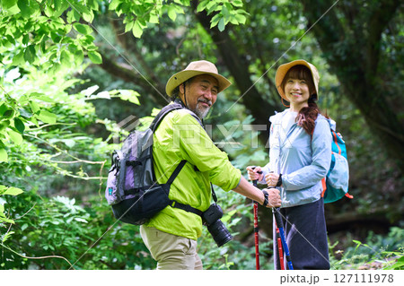 ハイキング　トレッキング　シニア　散歩　登山 127111978