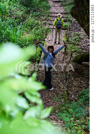 ハイキング　トレッキング　シニア　散歩　登山 127111983