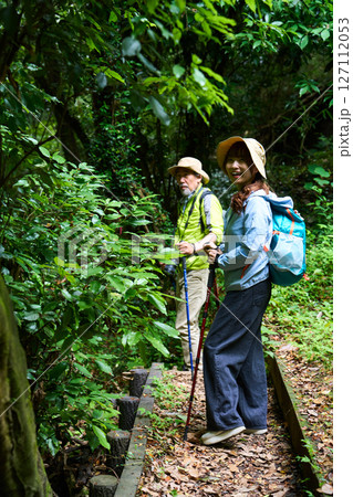 ハイキング　トレッキング　シニア　散歩　登山 127112053