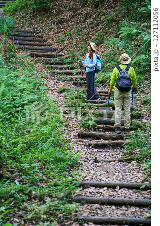 ハイキング　トレッキング　シニア　散歩　登山 127112056