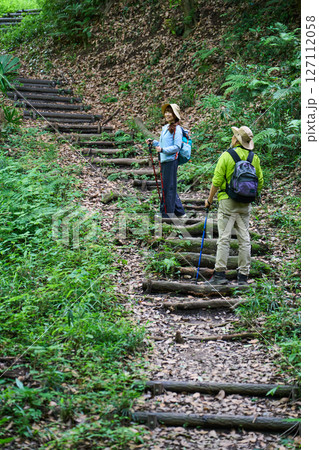 ハイキング トレッキング シニア 散歩 登山 ハイキング トレッキング シニア 散歩 登山 127112058