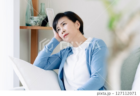リビングで落ち込む中高年女性 127112071