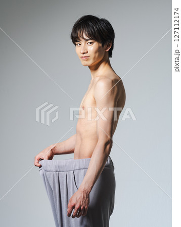 ダイエットで痩せた若い男性イメージ 127112174